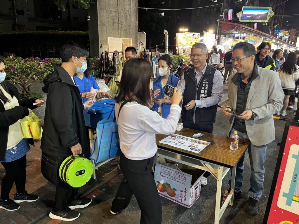 物調券首日開搶!11/28–30全市早晚發放 民眾大讚:真的省很大! 經發局張峯源局長視察物調券發放。(圖/台中市政府經濟發展局提供)