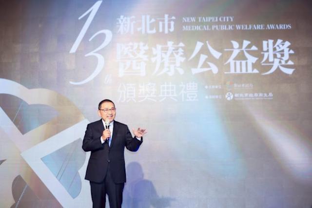 新北市第13屆醫療公益獎盛大登場 表揚醫護典範共榮健康永續新未來 侯友宜出席表揚一群專業優秀、而且心中有愛的醫療工作者。(圖/新北市衛生局提供)