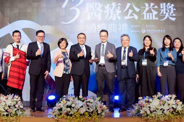 新北市第13屆醫療公益獎盛大登場 表揚醫護典範共榮健康永續新未來 侯友宜市長、衛生局長陳潤秋〈左三〉與獲獎人合影。(圖/新北市衛生局提供)