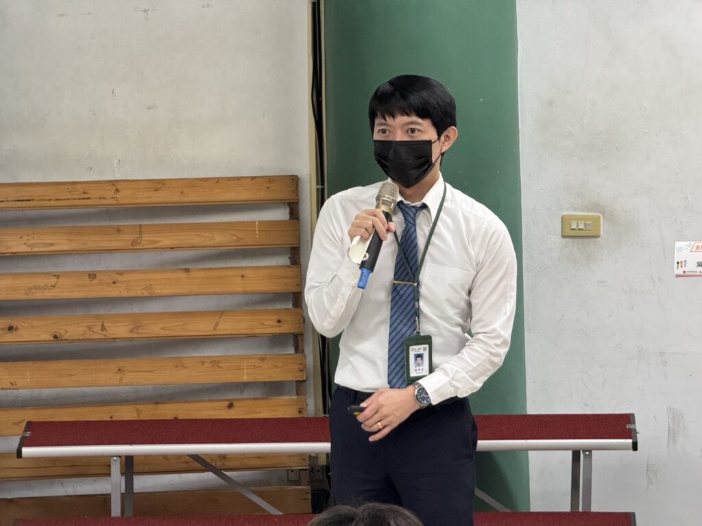 會研基金會攜手汐止秀峰國小 遊戲化學習扎根ESG教育 第一銀行吳秉榞講師親自帶領防詐理財宣導。(會研基金會提供)
