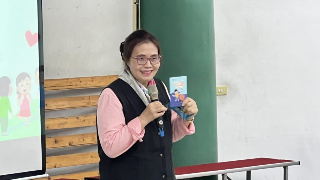 會研基金會攜手汐止秀峰國小 遊戲化學習扎根ESG教育 會研基金會王怡心董事長進行有獎徵答。(會研基金會提供)