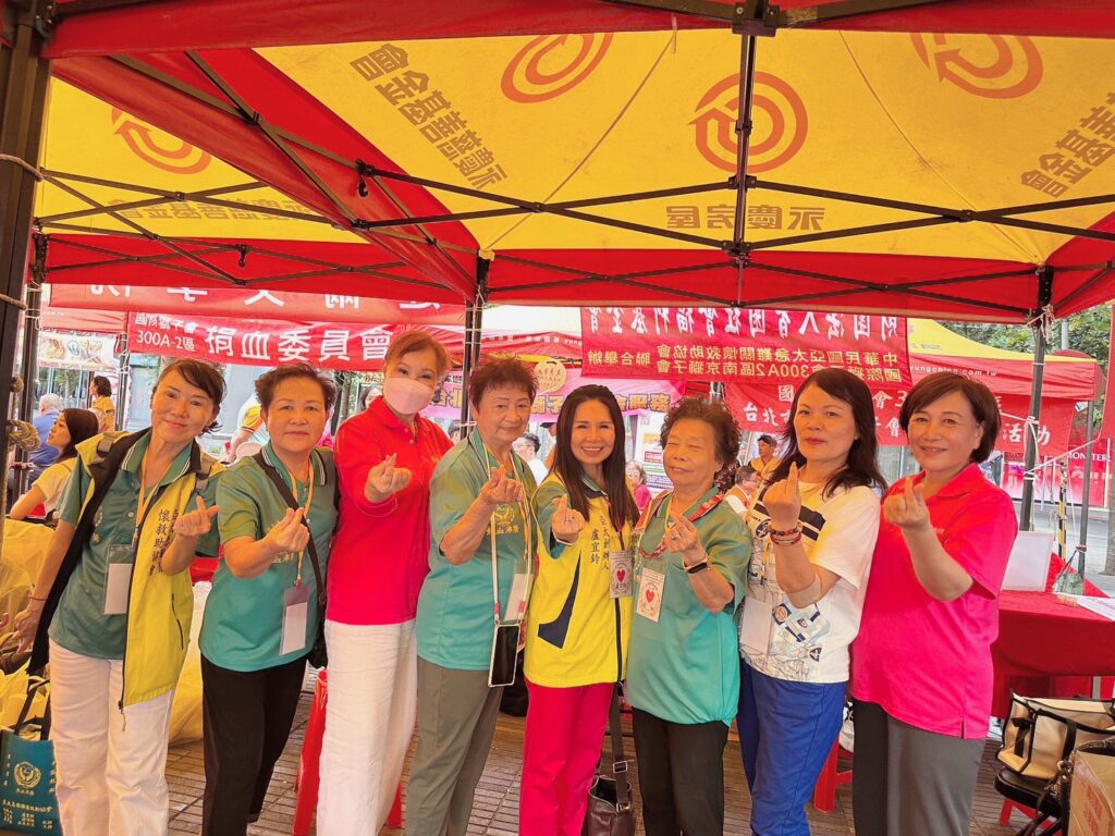 「亞太急難關懷救助協會」舉辦捐血公益活動 創辦人盧宜鈴老師堅持27年只為讓愛延續 盧宜鈴老師與志工們在捐血活動現場,用微笑傳遞溫暖,用行動延續愛。(圖/亞太急難關懷救助協會 提供)