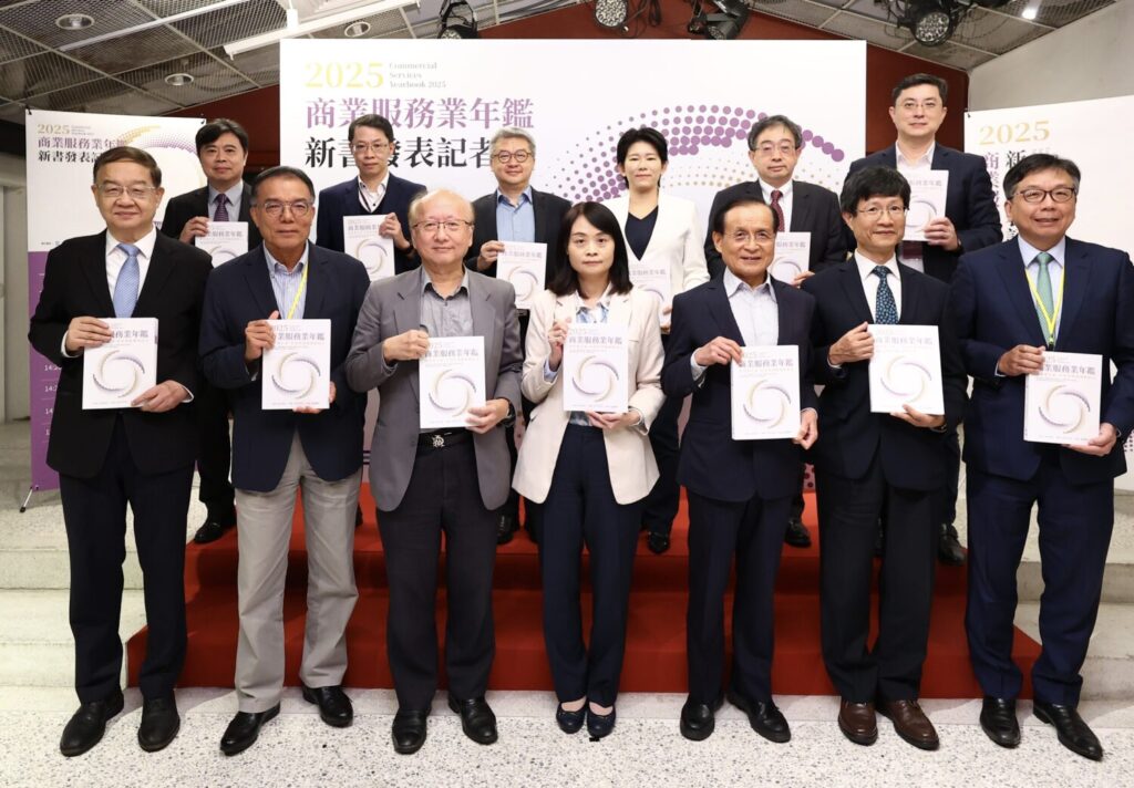 《2025商業服務業年鑑》新書發表 服務業產值近15兆、聚焦創新與未來趨勢 經濟部商業發展署署長蘇文玲(中)、臺灣大學國際企業學系名譽教授陳厚銘(左三)、商研院董事長許添財(左五)、院長王建彬(左一)共同出席新書發表記者會。(圖/商業發展署 提供)