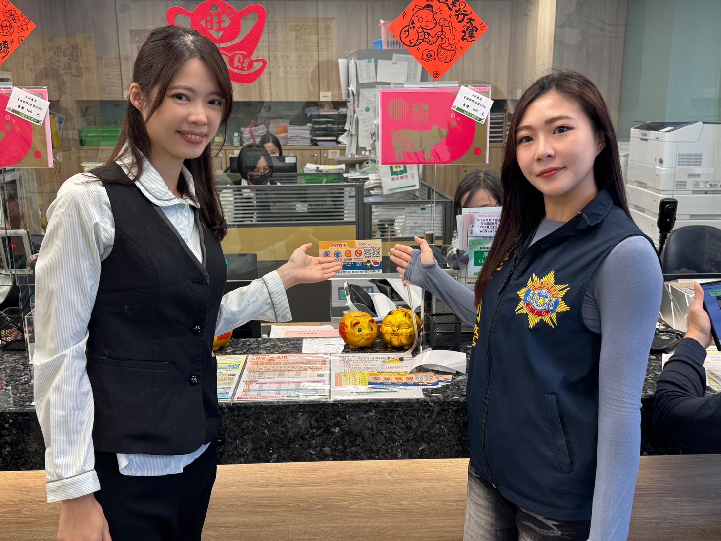 普發現金持續上路 桃市警局多方宣導推行全民防詐 桃市政府警局與內政部警政署刑事警察局聯名印製「防詐四不」貼紙,張貼在各大金融機構ATM及郵局等。(記者翻攝)