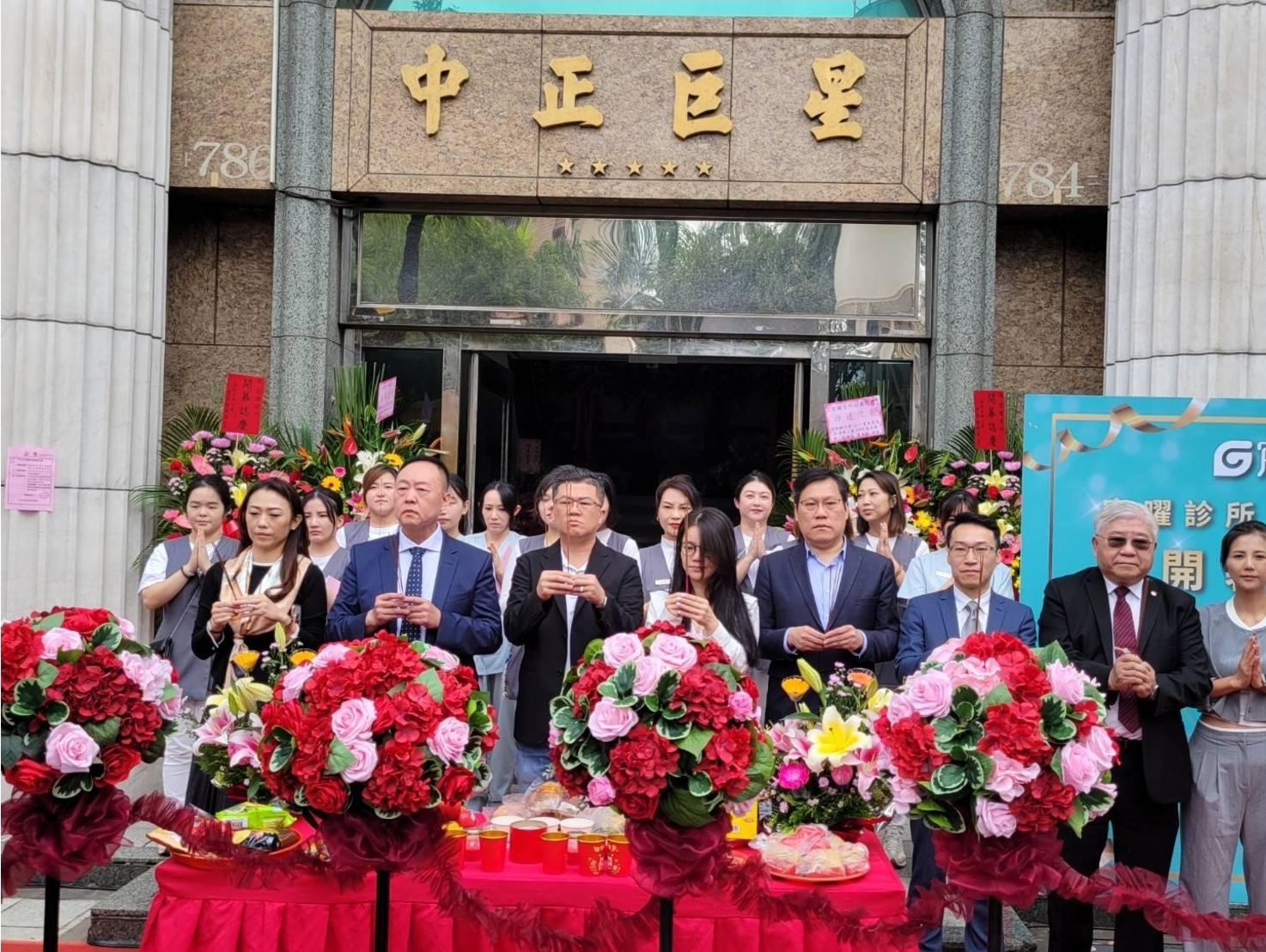 宸曜診所盛大開幕 以「智慧醫學」啟動桃園健康新時代 宸曜診所開幕典禮舉行祈福儀式,由宸曜國際醫療體系創辦人陳湧仁醫學博士(左三)與董事長莊泳沐(右一)率領醫療團隊與嘉賓共同祈福,祝賀智慧醫學在桃園扎根啟航。(圖/記者 趙靜姸翻攝)