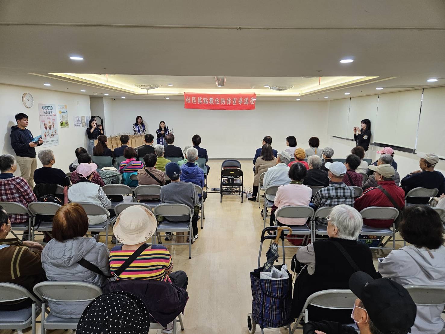產、官、警攜手預防「數位防詐」宣導講座 前進紅心字會信義老人服務中心守護長者荷包 活動現場吸引近百位長者,仔細聆聽「數位防詐」宣導重點。(圖/紅心字會 提供)