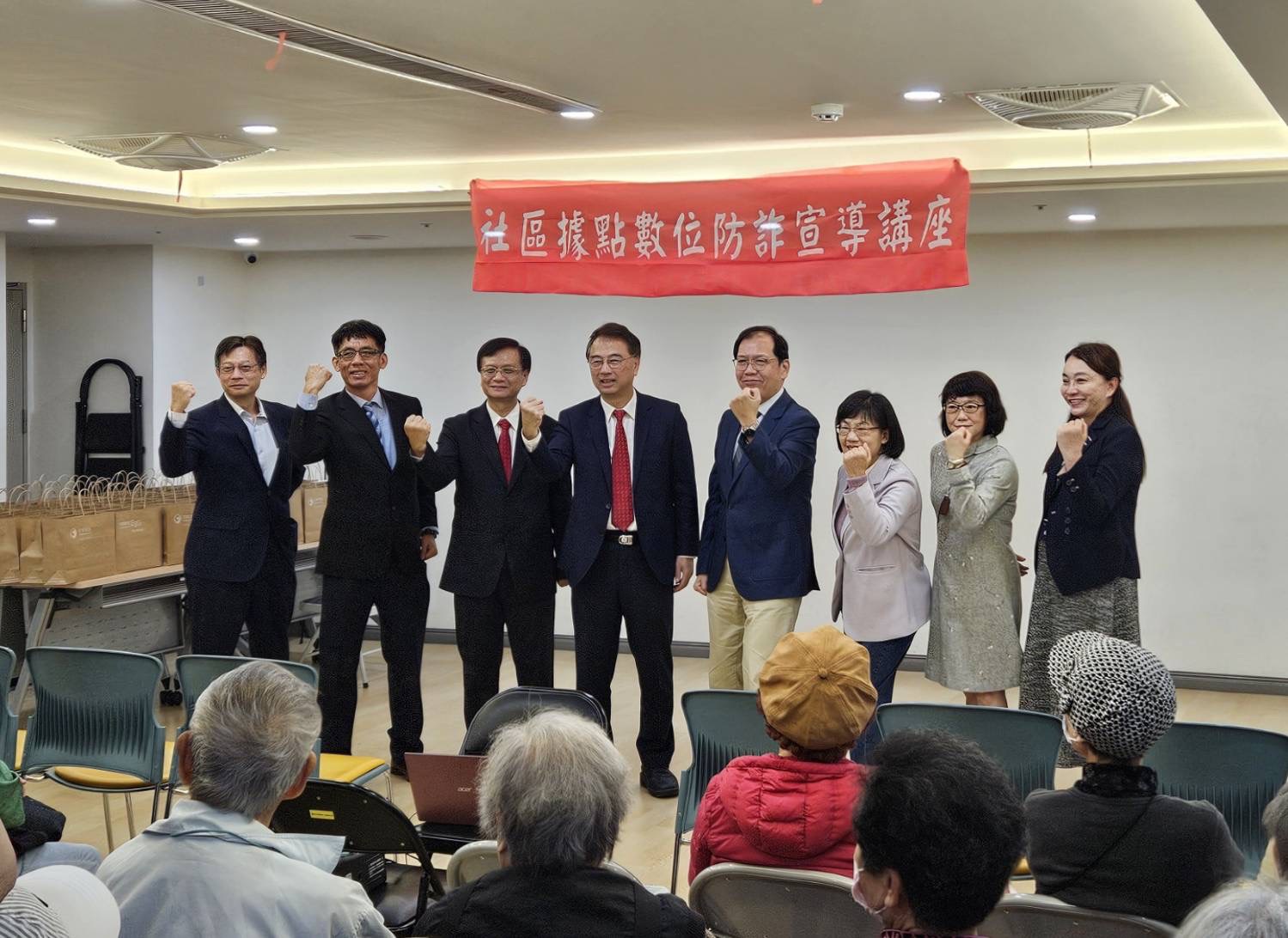 產、官、警攜手預防「數位防詐」宣導講座 前進紅心字會信義老人服務中心守護長者荷包 衛福部社會及家庭署周道君署長(右四)、臺北市政府社會局鄭文惠副局長(右三)、紅心字會許雅青副秘書長(右二)、中華電信台北營運處蘇振乾總經理(左四)、台北營運處戴國欽副總經理(左三)等貴賓共同宣誓反詐決心。(圖/紅心字會 提供)