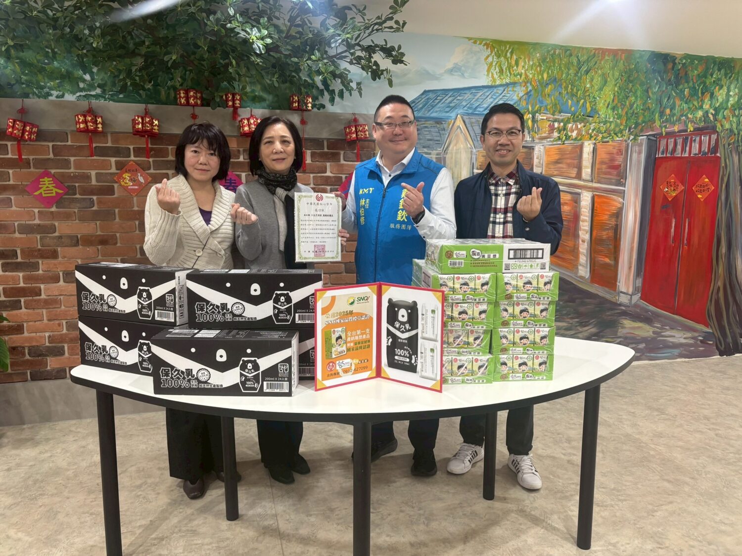 「戴錫欽」暖心送愛長者 辦公室主任訪 紅心字會 為長輩送暖補充營養 左起-紅心字會副秘書長許雅青、秘書長李顯文向前來關懷中心長者的戴錫欽議長辦公室主任林伯修、食仙扶輪社社長高嘉鴻致謝。(圖/紅心字會 提供)