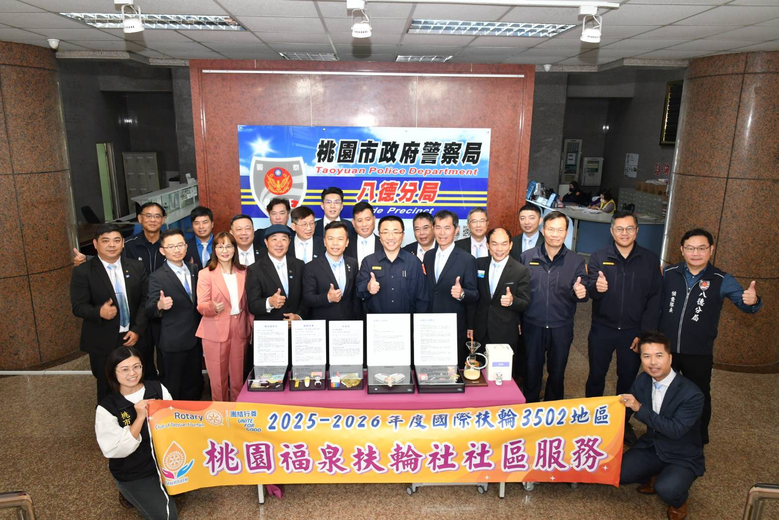 福泉扶輪社特捐教具 助警加強民眾辨毒知能 桃園福泉扶輪社為協助反毒,特捐八德分局毒品教具(彩虹菸毒品氣味擬真體驗組)以提升民眾知能。(記者翻攝)