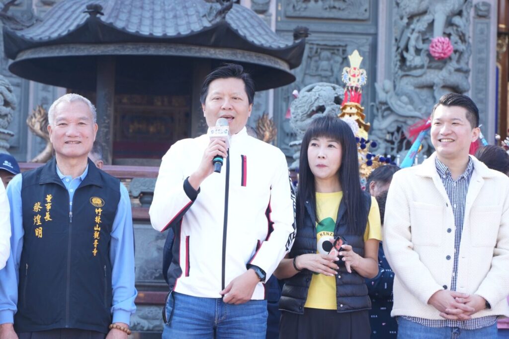 「傳統戲曲 × 潮流文化」激盪新火花 2025林口子弟戲文化節公仔話題爆棚 新北市朱惕之副市長到現場慶賀2025年子弟戲文化節並肯定軒社的耕耘努力。(圖/澄昕國際提供)