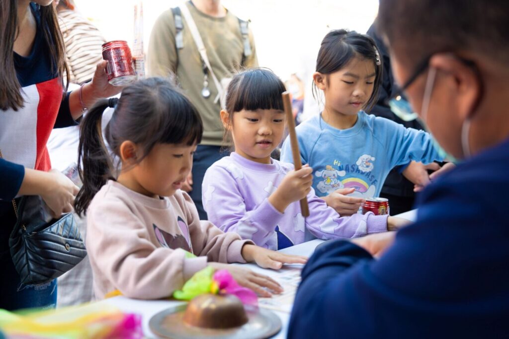 「傳統戲曲 × 潮流文化」激盪新火花 2025林口子弟戲文化節公仔話題爆棚 傳統北管文化結合童趣體驗,吸引親子家庭共襄盛舉。(圖/澄昕國際提供)