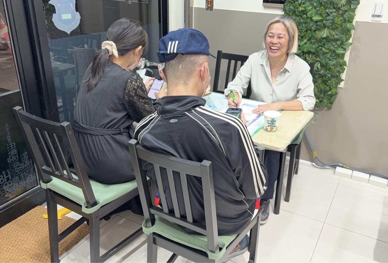 青埔房市競爭激烈!大邱企業憑「品質導向」脫穎而出 大邱企業董事長邱惠丹(右)說,他們以「品質導向」為原則服務客戶,屋主們對大邱團隊的服務讚不絕口,分享了許多感人的故事。(記者翻攝)