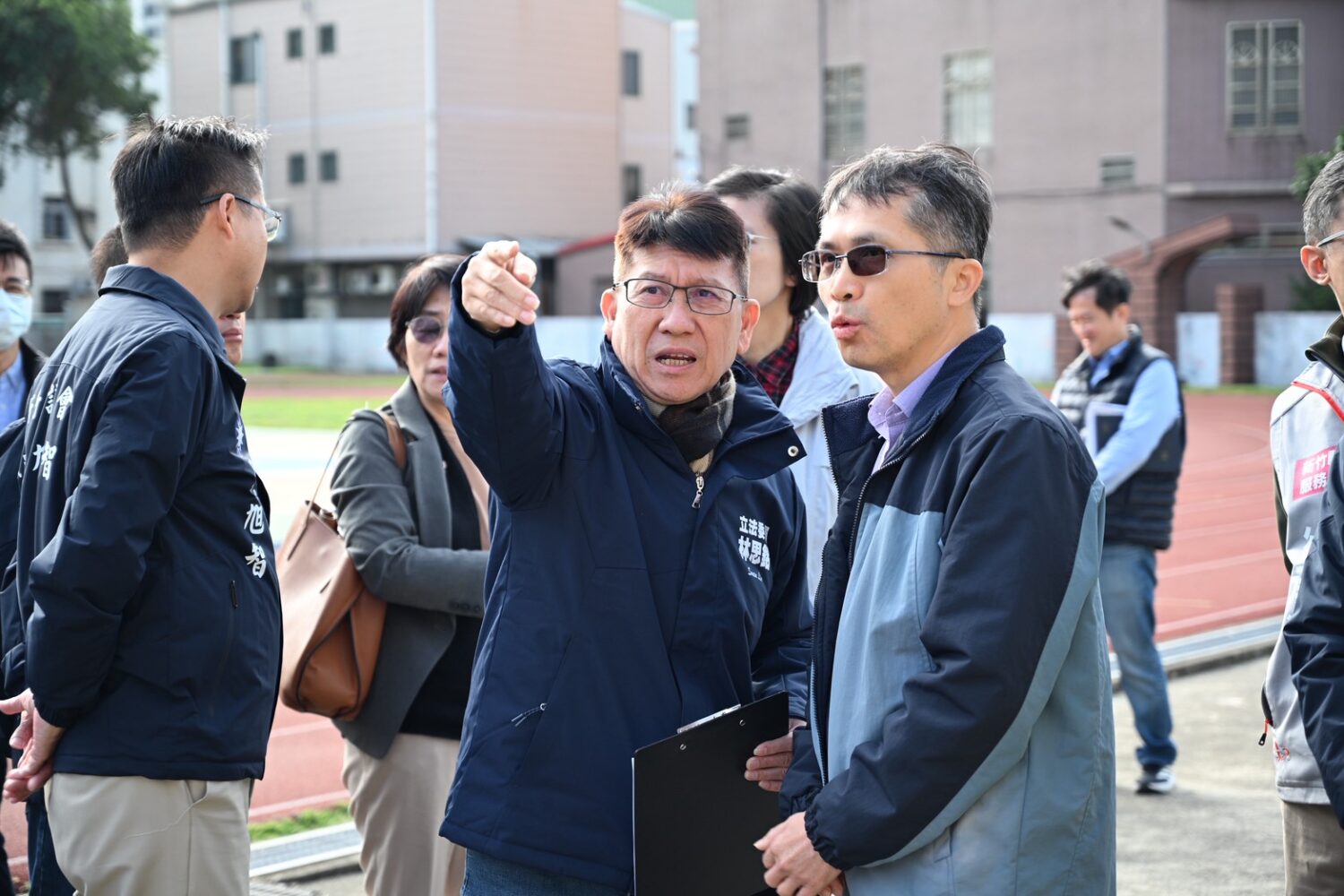 立院財委會赴新竹縣考察校園建設 林思銘:「逆少子化」更要強化教育投資 新竹縣學生數持續成長,林思銘率財委會考察校園體育設施改善狀況。(圖/林思銘國會辦公室)