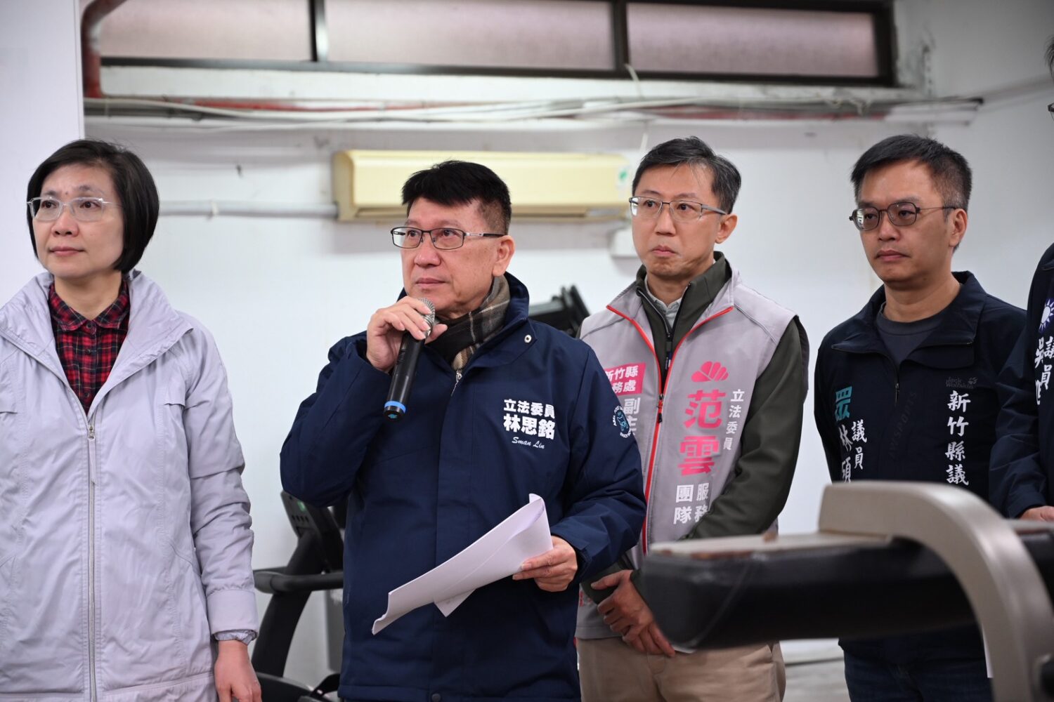 立院財委會赴新竹縣考察校園建設 林思銘:「逆少子化」更要強化教育投資 第一選區立委徐欣瑩(左1)也現身隨同考察團關切校園各項設施落實狀況。(圖/林思銘國會辦公室)