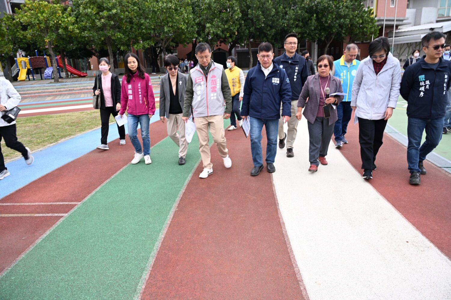 立院財委會赴新竹縣考察校園建設 林思銘:「逆少子化」更要強化教育投資 林思銘率財委會考察團針對校園體育基礎設施改善計畫進行實地檢視並聽取校方說明。(圖/林思銘國會辦公室)
