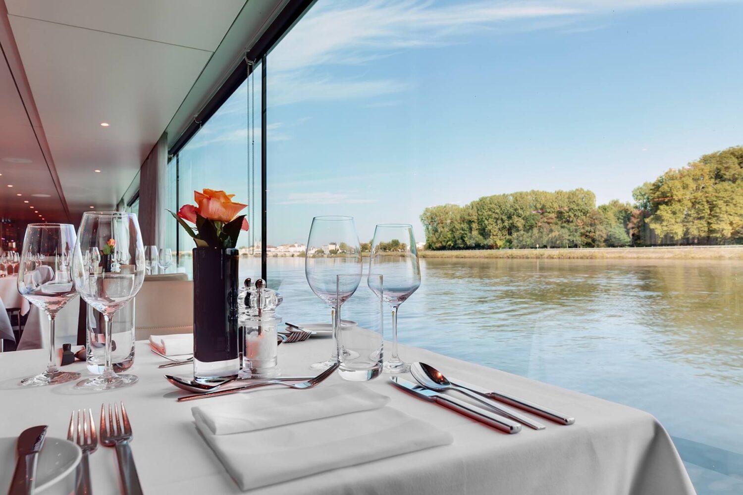 歐舟河輪正式發表中文品牌名「翡翠假期」 2026 年包船率直逼 80% 象徵台灣頂級旅遊市場全面轉向「精品旅遊」 業者以象徵典雅、珍稀、穩定與永恆,也代表品牌對「台灣旅客專屬服務」的承諾。(圖/翡翠假期 提供)