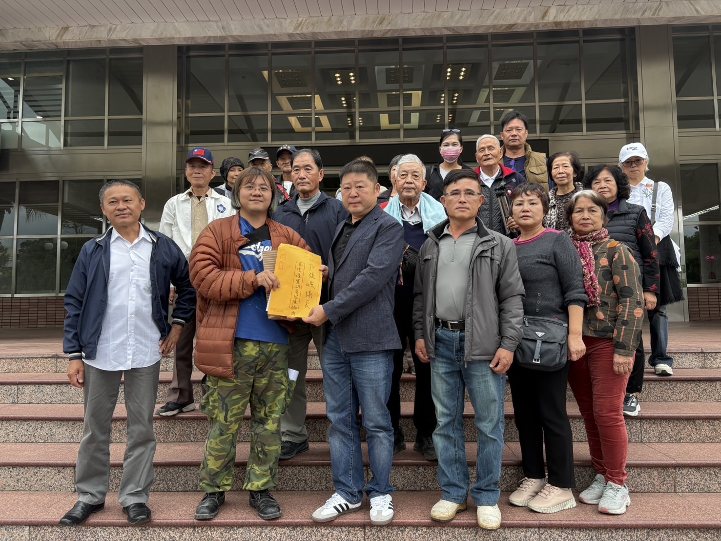 災後近三個月仍未到位 光復鄉 「1500 人連署」籲縣府編列重建預算 張峻(左三)接下20 多位鄉親代表親自遞交的 約 1,500 位鄉民連署的陳情書。(圖/記者 趙靜姸翻攝)
