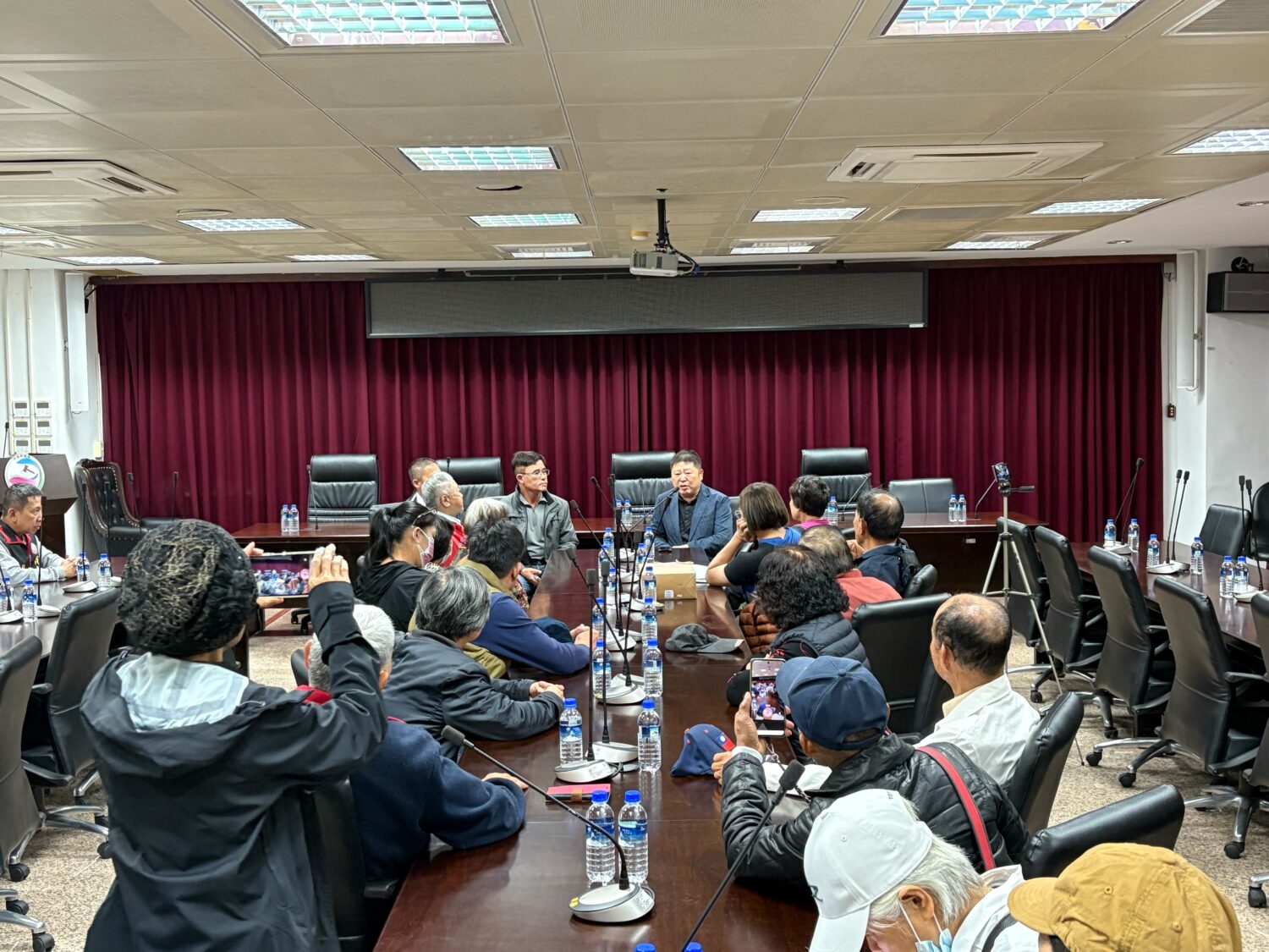 災後近三個月仍未到位 光復鄉 「1500 人連署」籲縣府編列重建預算 張峻(右前)呼籲縣政府應傾聽災民最真實的聲音,儘速完成相關預算編列與補償機制,協助災區家庭重建生活。(圖/記者 趙靜姸翻攝)