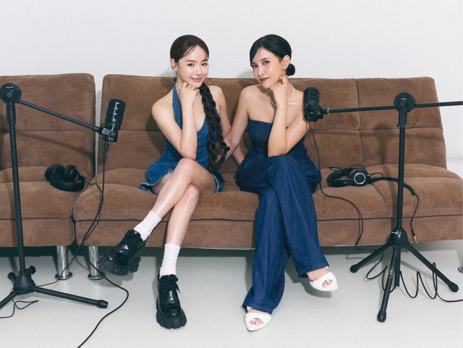 陳又榕斜槓人生再進化!挑戰主持《小週末開Pod》 坦言:壓力大到曾自責落淚 陳又榕與黃小米在錄音室默契十足,展現十多年閨蜜合作的自然與真誠。(圖/陳又榕、黃小米 提供)