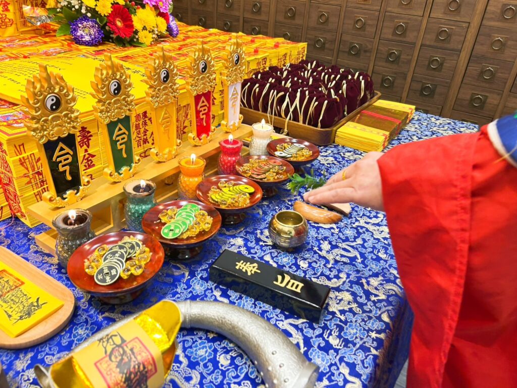 結合傳統文化與創新服務 新竹財神殿「財神寶庫」成地方話題 參與者可將生辰八字、名片與象徵五行能量的「五路財神通寶」存放於個人寶庫中。(圖/新竹財神殿提供)