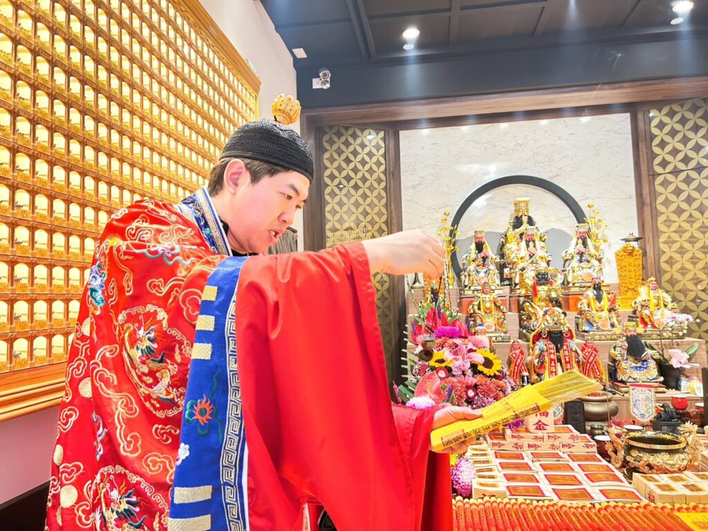 結合傳統文化與創新服務 新竹財神殿「財神寶庫」成地方話題 大乙道長以公開透明方式執行科儀服務。(圖/新竹財神殿提供)