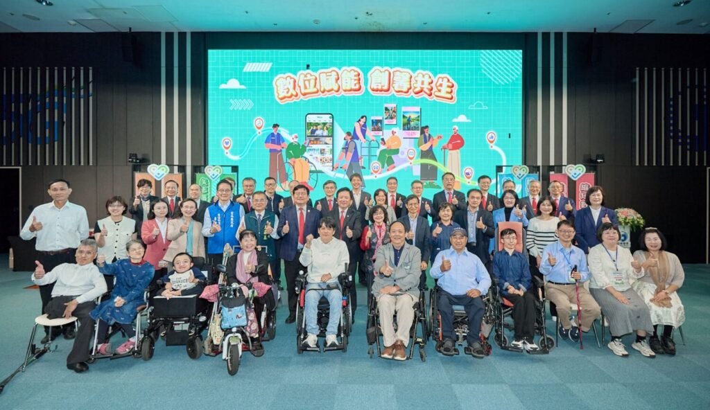 中華電信推動身心障礙數位賦能計畫 AI跨世代對畫展暖心登場 (圖/中華電信提供)