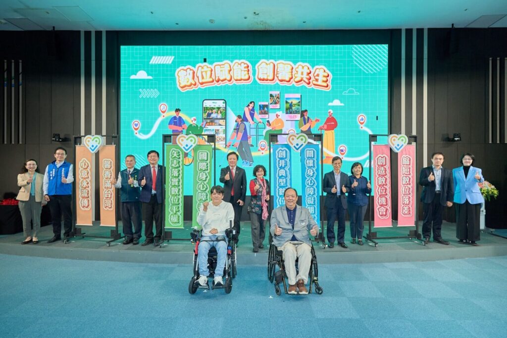 中華電信推動身心障礙數位賦能計畫 AI跨世代對畫展暖心登場 (圖/中華電信提供)