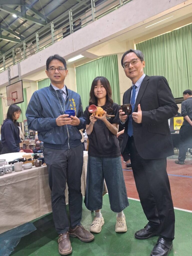 「後壁高中藝術季」千人湧入 共賞三千餘件創作盛宴 取得陶瓷手拉坏丙級證照的美工科學生於活動中親自指導民眾體驗手拉坏,吸引大小朋友熱情參與,現場氣氛熱鬧溫馨。(圖/記者林家嘉翻攝)