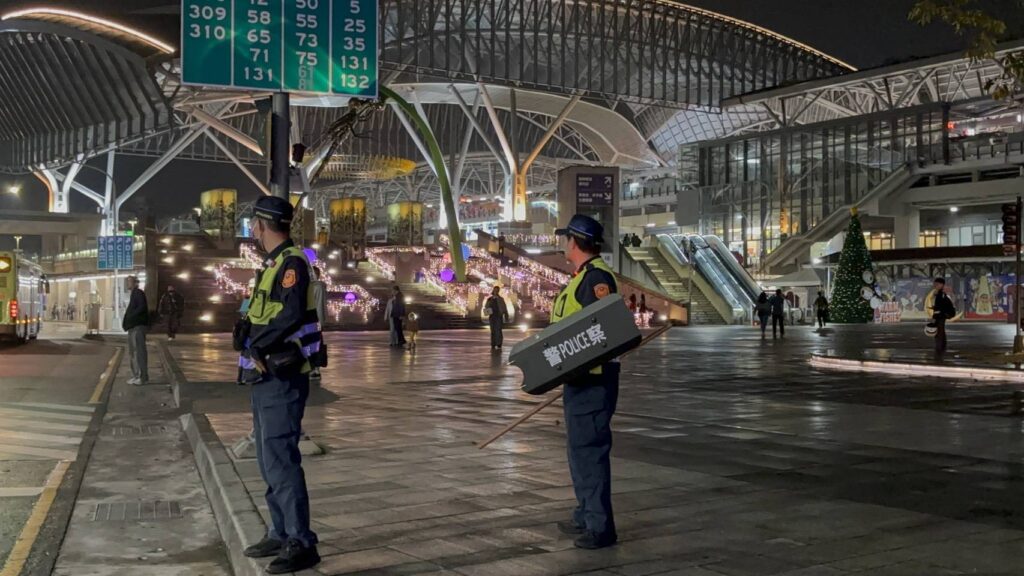 「預防為先、即時應處」中警一分局全面提升站前廣場維安層級 警方於臺中火車站站前廣場加強巡邏與定點守望,全面提升維安層級,確保耶誕嘉年華活動期間市民安全。(圖/記者林家嘉翻攝)