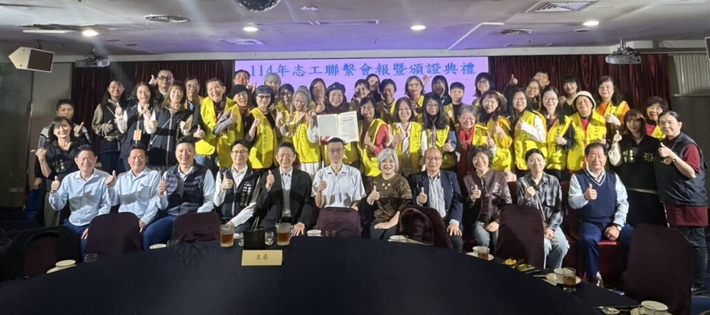 表揚「績優志工」投入服務 少年隊深化青少年犯罪預防宣導 少年警察隊與少輔會舉辦114年志工聯繫會報暨頒證典禮,公開表揚「績優志工」,肯定其投入青少年犯罪預防與宣導工作成果。(圖/記者林家嘉翻攝)