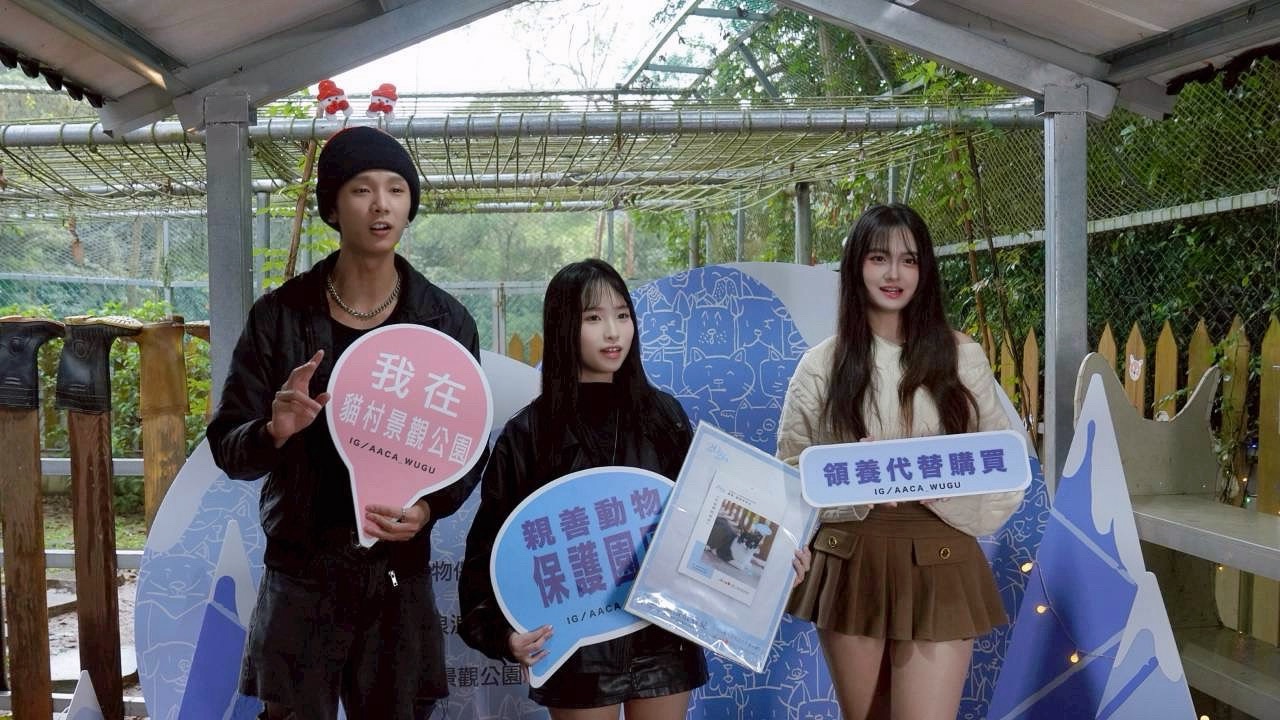 校園女神申艾柔「左心房」爆擊初體驗攜手饒舌歌手Dopeace、蕾蕾響應公益擔任一日園長 (由左至右)饒舌歌手Dopeace、校園女神申艾柔、潛力新生蕾蕾出席暖心聖誕浪浪公益活動。(圖/玩樂主義娛樂 提供)