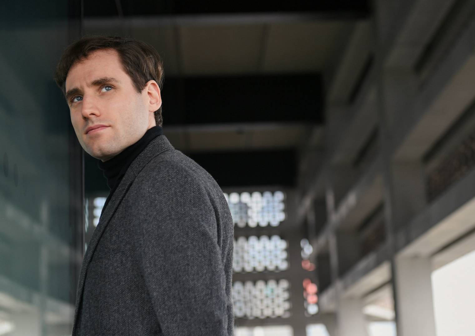 時代暗流裡的純真呼喊:「吉爾特伯格」與蕭斯塔科維契的靈魂辯證 國際鋼琴名家鮑里斯.吉爾特伯格(Boris Giltburg)。(圖/新象藝術 提供)