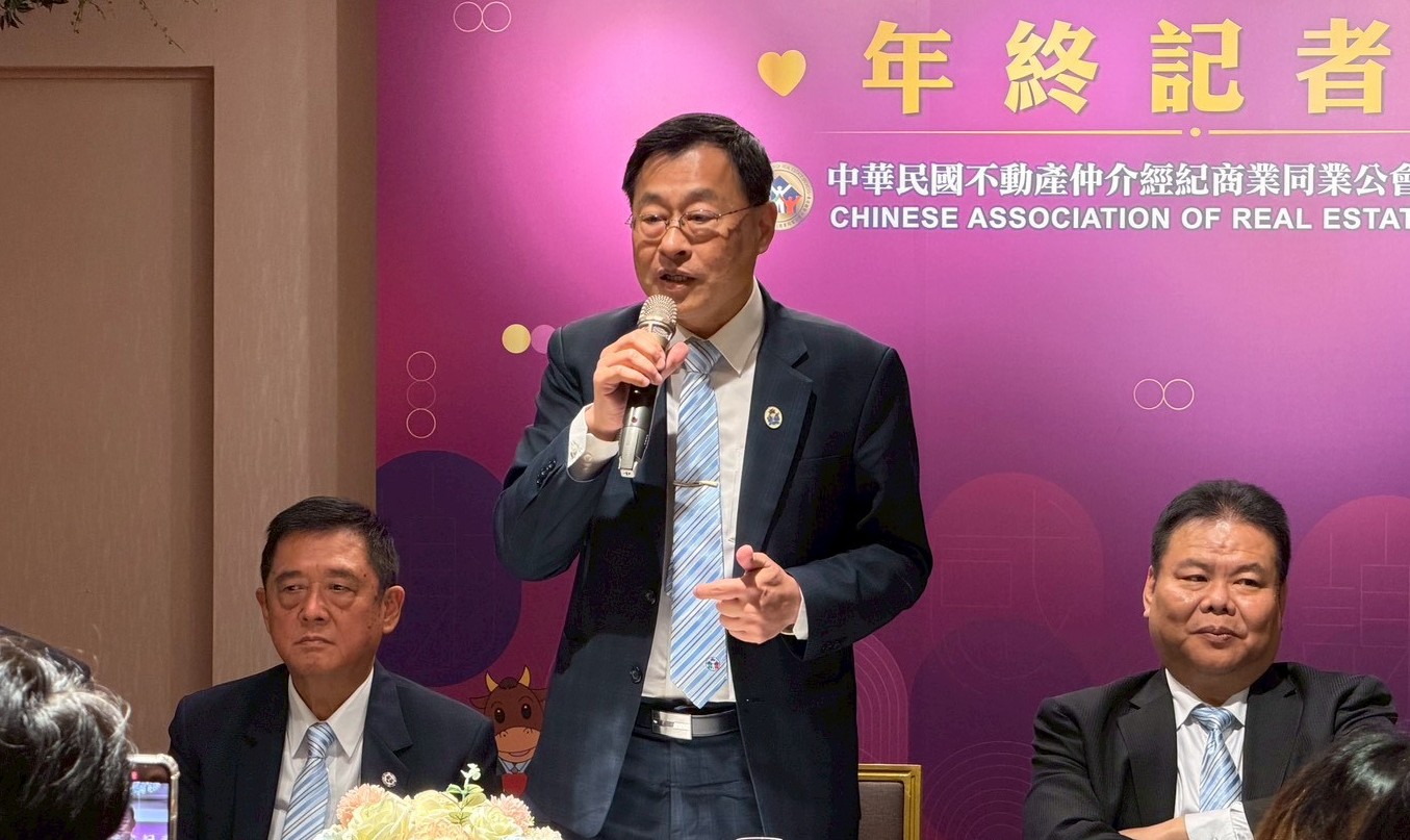 買氣銳減 房仲業面臨生存保衛戰成為年度最大條新聞 房仲全聯會理事長王瑞祺召開年終記者會,討論買氣銳減,房仲業面臨生存保衛戰等新聞議題。(圖/中華民國房仲公會全國聯合會 提供)