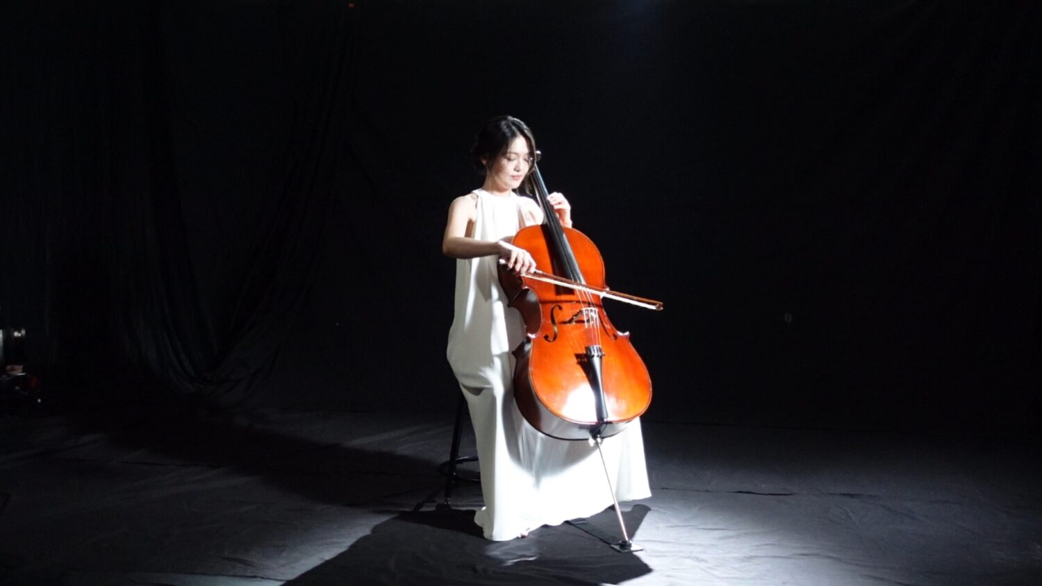 蜜雪Michelle Hsu 新歌《真心的擁抱》MV情緒崩潰大哭 讓人心疼! 蜜雪花了快一年的時間密集練習大提琴,就只為了能完美拉出最想表達的情緒。(圖/唱戲世界娛樂 提供)