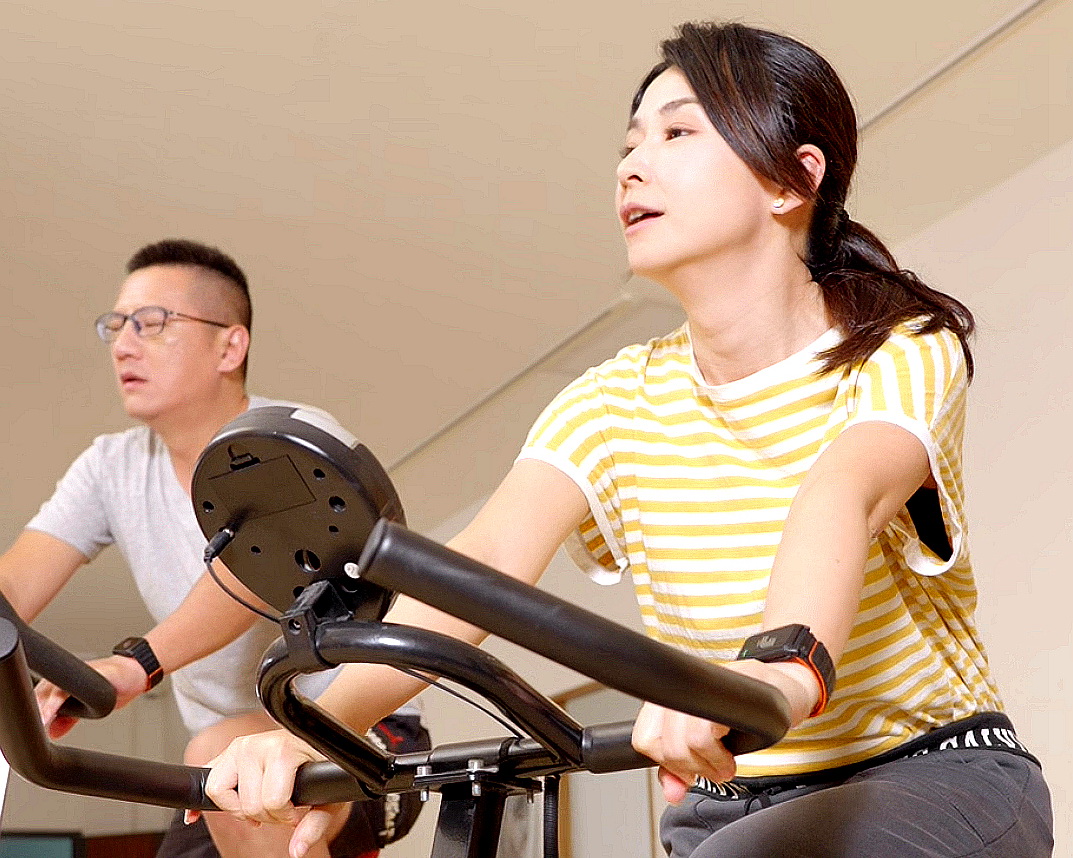 把運動玩成遊戲!JACFIT JMATE2運動手環全民動起來 圖/JACFIT JMATE2運動手環另一項受到年輕族群熱烈討論的亮點,是「多人參與與社群競賽」所帶來的動力。(成強科技提供)