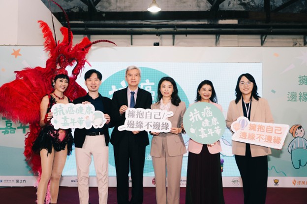 2025抗癌健康嘉年華登場!千人齊聚松菸共創不邊緣力量 圖/ 「2025抗癌健康嘉年華」點燃希望,由左至右依序為 抗癌大使 唐玲、臺北市聯合醫院 姜冠宇醫師、國家衛生研究院 司徒惠康院長、衛生福利部國民健康署 沈靜芬署長、立法委員林楚茵,以及 精拓生技 吳詩培營運長。