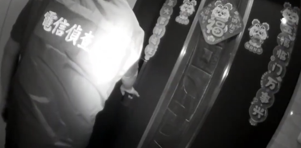 假第三方支付成洗錢管道 刑事局電偵三隊破獲80億賭資金流案、主嫌遭聲押 警方攻堅現場。(記者徐煜勝翻攝)