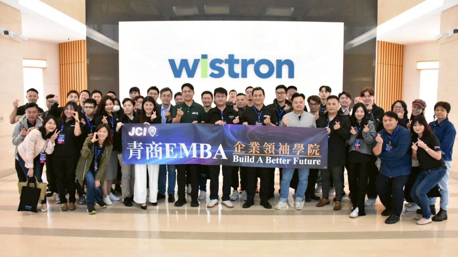 「青商EMBA企業領袖學院」圓滿落幕 聚焦 AI、品牌與營運打造青年企業家新競爭力 學員們走進緯創集團進行實地參訪,透過第一線觀摩深入了解企業數位轉型與智慧製造的最新趨勢。(圖/記者林照東翻攝)