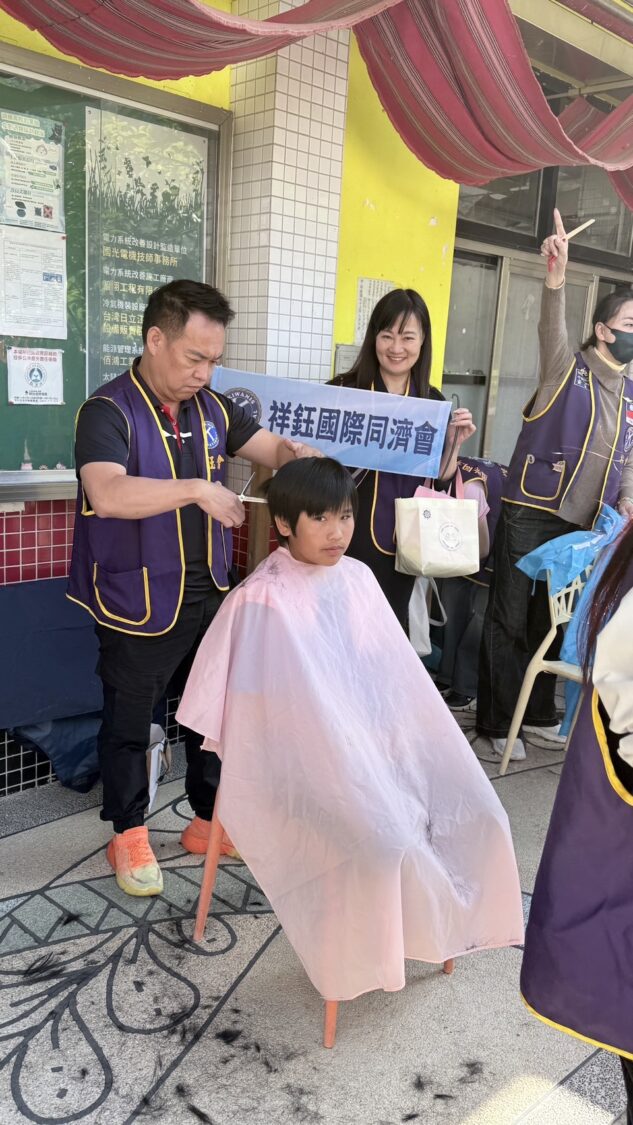 新竹同濟會攜手送暖偏鄉 五峰鄉「一會一校」助學童度寒冬 活動結合義剪服務,同濟會成員為學童整理儀容,以實際行動傳遞關懷與溫暖。(圖/記者林照東翻攝)