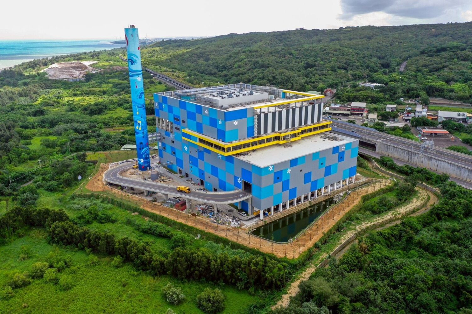 新竹縣人口突破59萬 楊文科執政七年推動交通、垃圾與產業建設 新竹縣垃圾熱處理設施空拍畫面,縣府規劃透過自有處理量能,逐步改善長期垃圾去化與環境負擔問題。(圖/新竹縣政府提供)