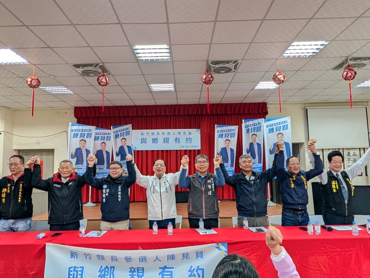 「正藍軍集結新豐造勢」藍營大咖合體力挺 張鎮榮:陳見賢是國民黨最強人選 藍營地方要角齊聚新豐鄉,與陳見賢高舉雙手合體造勢,展現基層團結氣勢與高度共識。(圖/記者林照東翻攝)