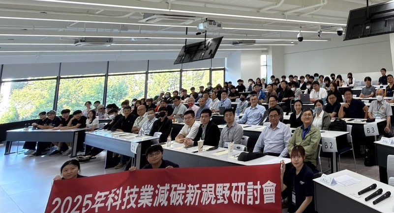 科技業減碳進入新世紀!「碳捕捉×氨氮廢水」超碳公司發表創新低碳製程 出席貴賓合照。(圖 /超碳利材料科技股份有限公司提供)