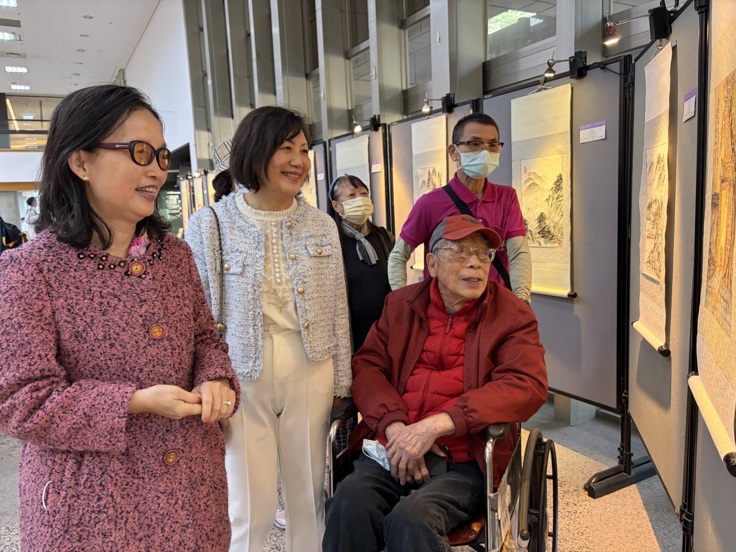 新竹榮家樂齡圓夢國畫獻藝 交大浩然圖書館聯展開 96歲的馮伯清爺爺開心地介紹自己的12 幅山水國畫作品。(圖/記者黃溎芬翻攝)