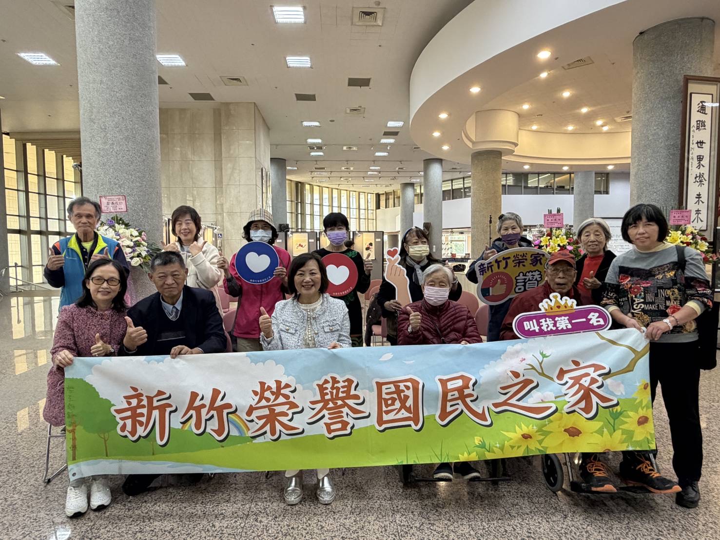 新竹榮家樂齡圓夢國畫獻藝 交大浩然圖書館聯展開 白恩惠主任與長輩們開心合影,展現對藝術活動的熱情與凝聚力。(圖/記者黃溎芬翻攝)