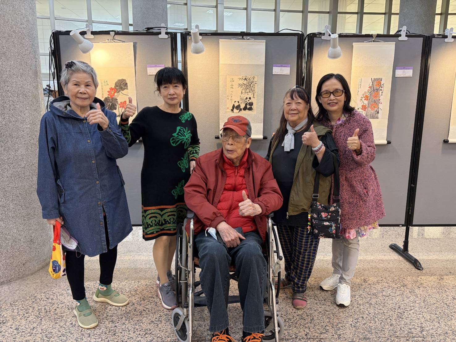 新竹榮家樂齡圓夢國畫獻藝 交大浩然圖書館聯展開 策展人林沛玲老師與長輩們在國畫作品前溫馨留念,分享學習成果的喜悅。(圖/記者黃溎芬翻攝)