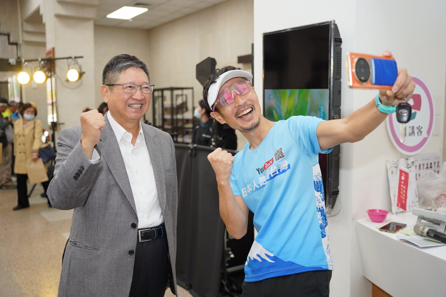 竹東2026左岸櫻花馬拉松 明年3月1日即將隆重登場 楊文科縣長與日籍YouTube跑遍台灣開心合影。(圖/記者黃溎芬翻攝)
