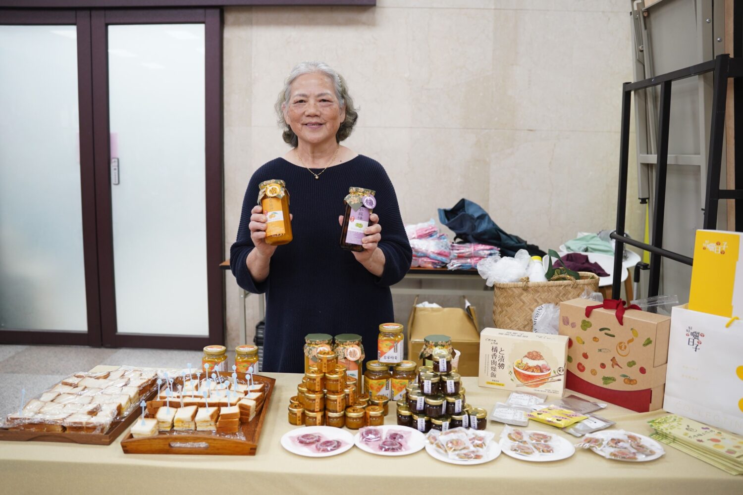 竹東2026左岸櫻花馬拉松 明年3月1日即將隆重登場 竹東鎮知名的阿金姐為路跑活動贊助商,報名參加者可獲紀念品。(圖/記者黃溎芬翻攝)