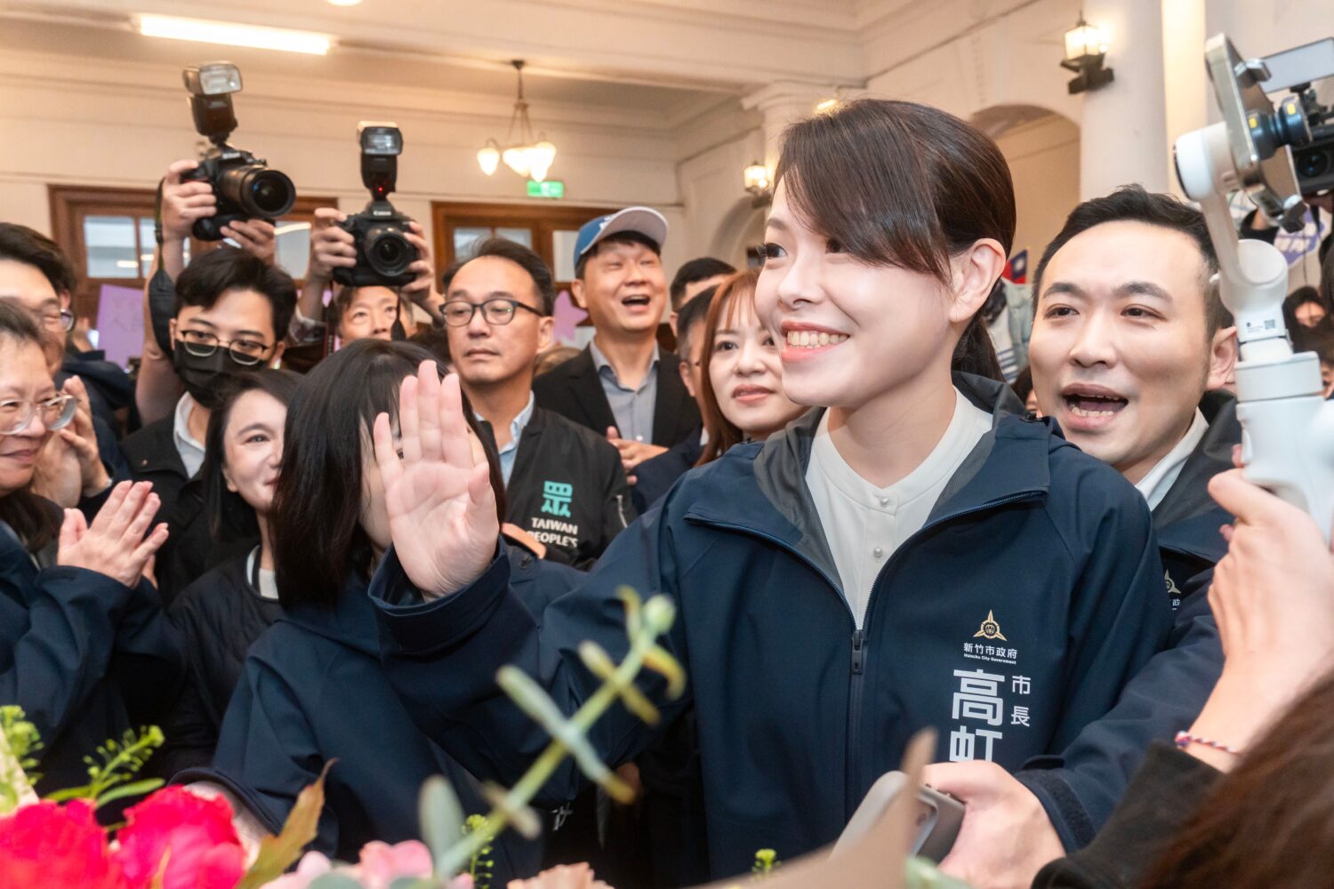 「挺警消」高虹安市長復職首日即拍板 警察勤務繁重加成與消防危險加給同步到位 新竹市長高虹安復職首日與市府團隊及各界互動,展現回歸市政、全力推動公共安全與基層照顧政策的決心。(圖/記者張家燁翻攝)