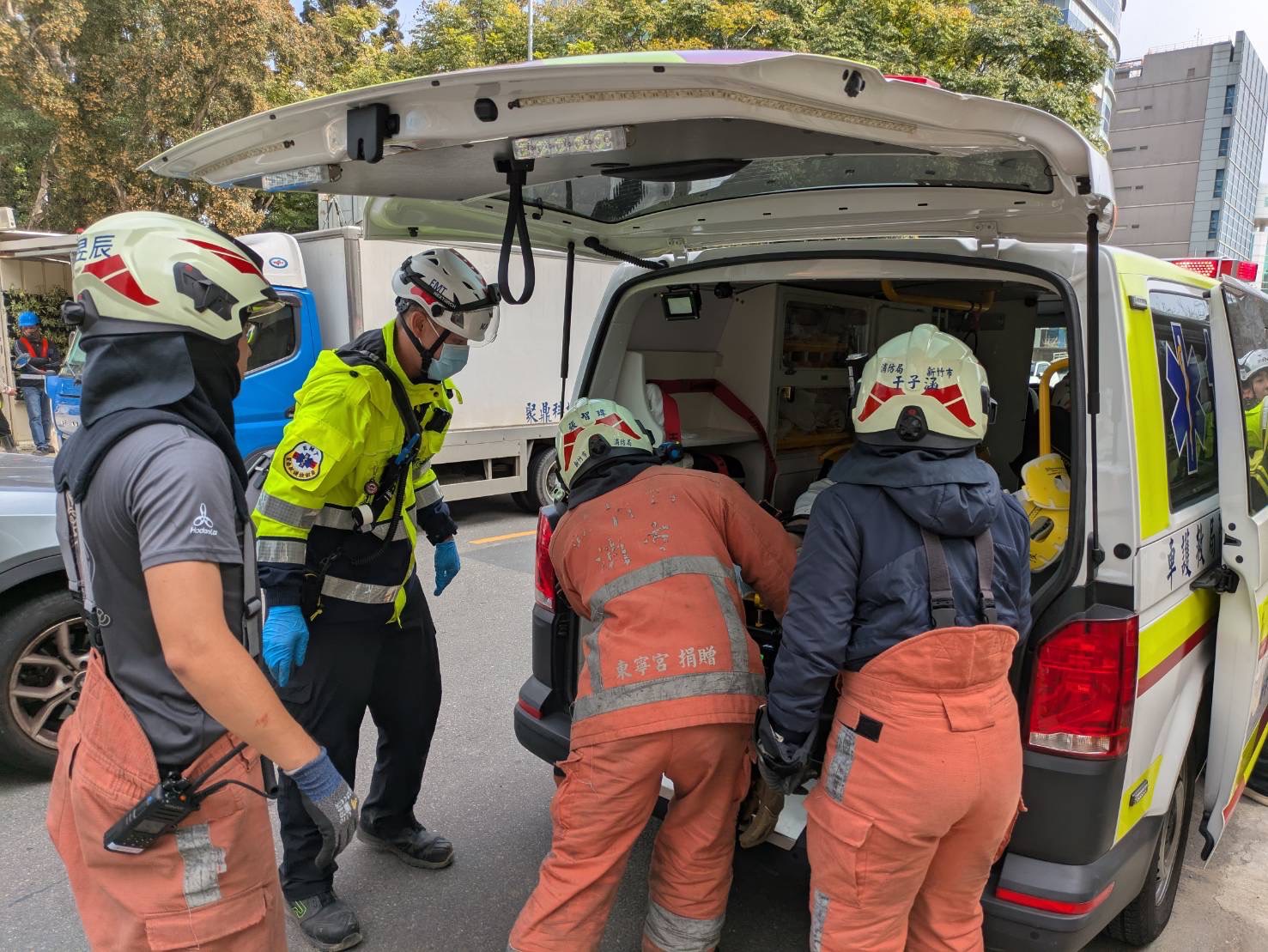 「挺警消」高虹安市長復職首日即拍板 警察勤務繁重加成與消防危險加給同步到位 新竹市消防人員執行緊急救護任務,迅速整備救護器材、分工合作投入救援,展現專業救災能量與守護市民安全的使命。(圖/記者張家燁翻攝)