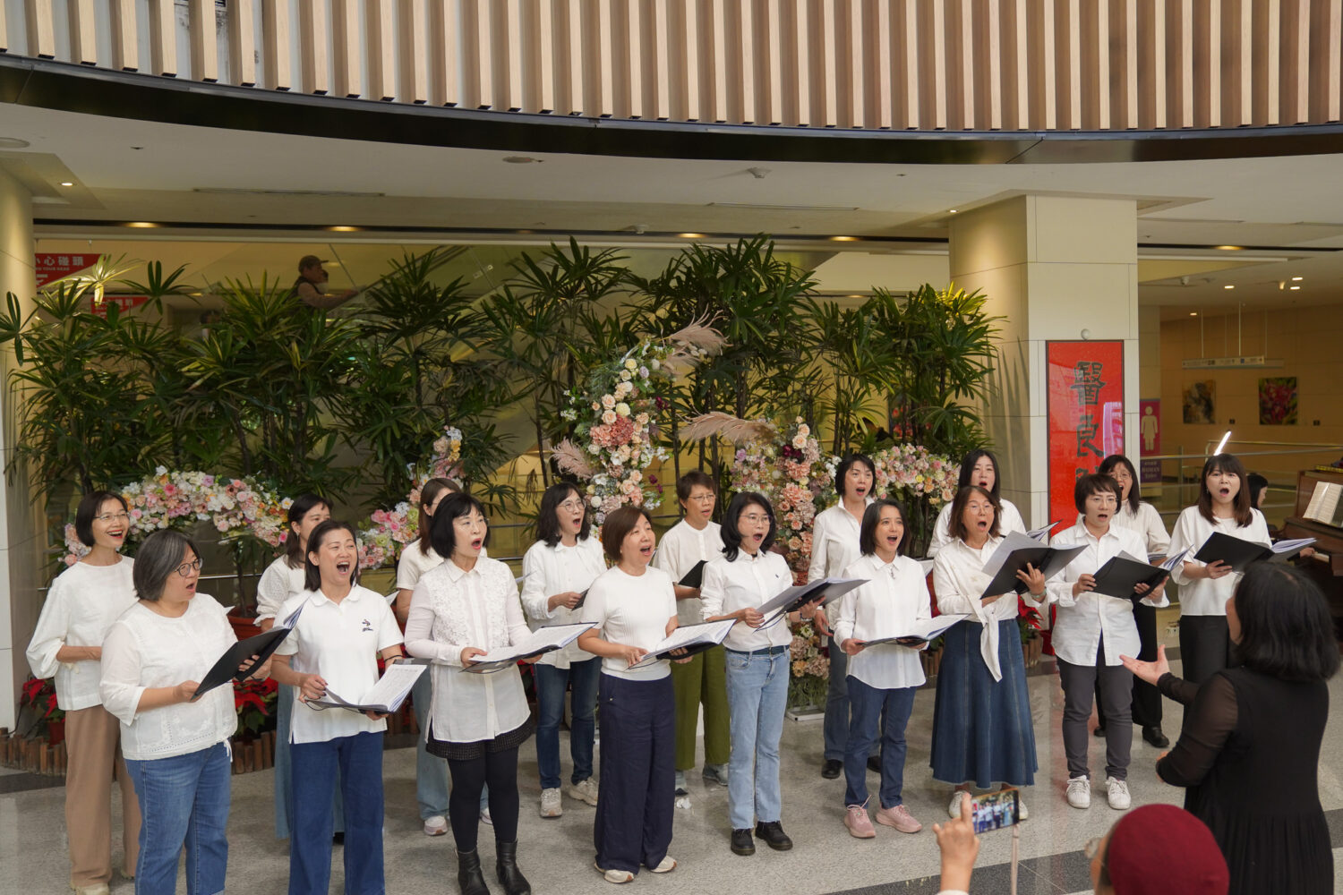 音樂走進醫院 中醫大新竹附醫「聖誕公益音樂會」暖心登場 樂樂合唱團於中國醫藥大學新竹附設醫院大廳溫馨獻唱,多首合唱曲在指揮帶領下悠揚響起,為醫護人員、病患及家屬帶來療癒與祝福,現場洋溢聖誕感恩氛圍。(圖/記者張家燁翻攝)